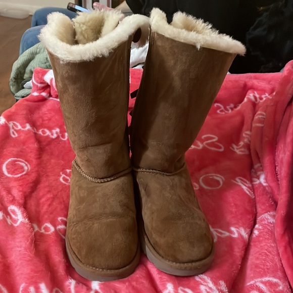 Uggs size us 4 fits like a size 6 wonderful condition - Picture 3 of 4